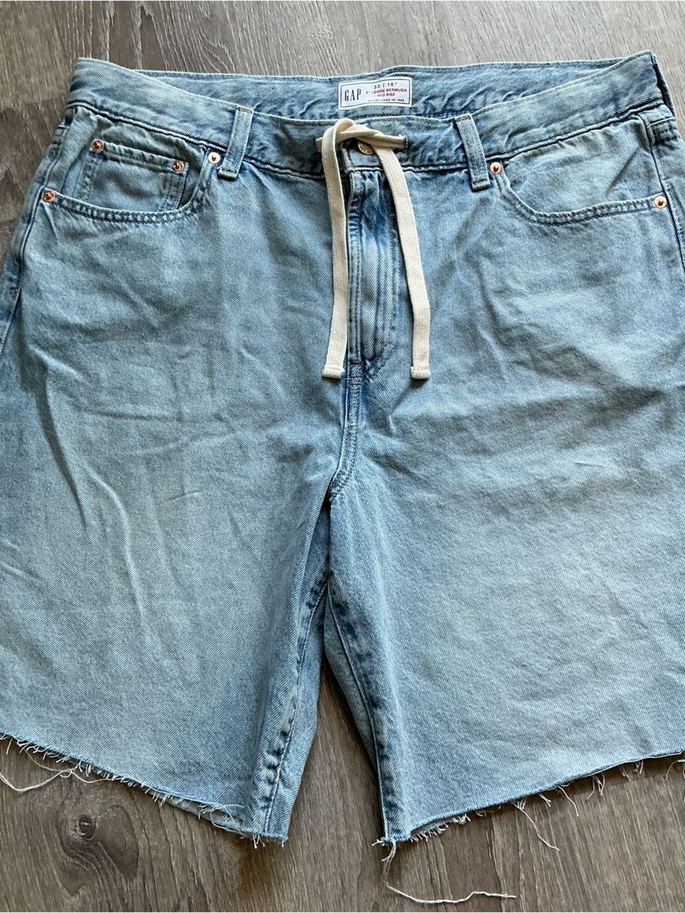 NWT GAP Light Wash Denim Mid Thigh Drawstring Shorts - Picture 2 of 7